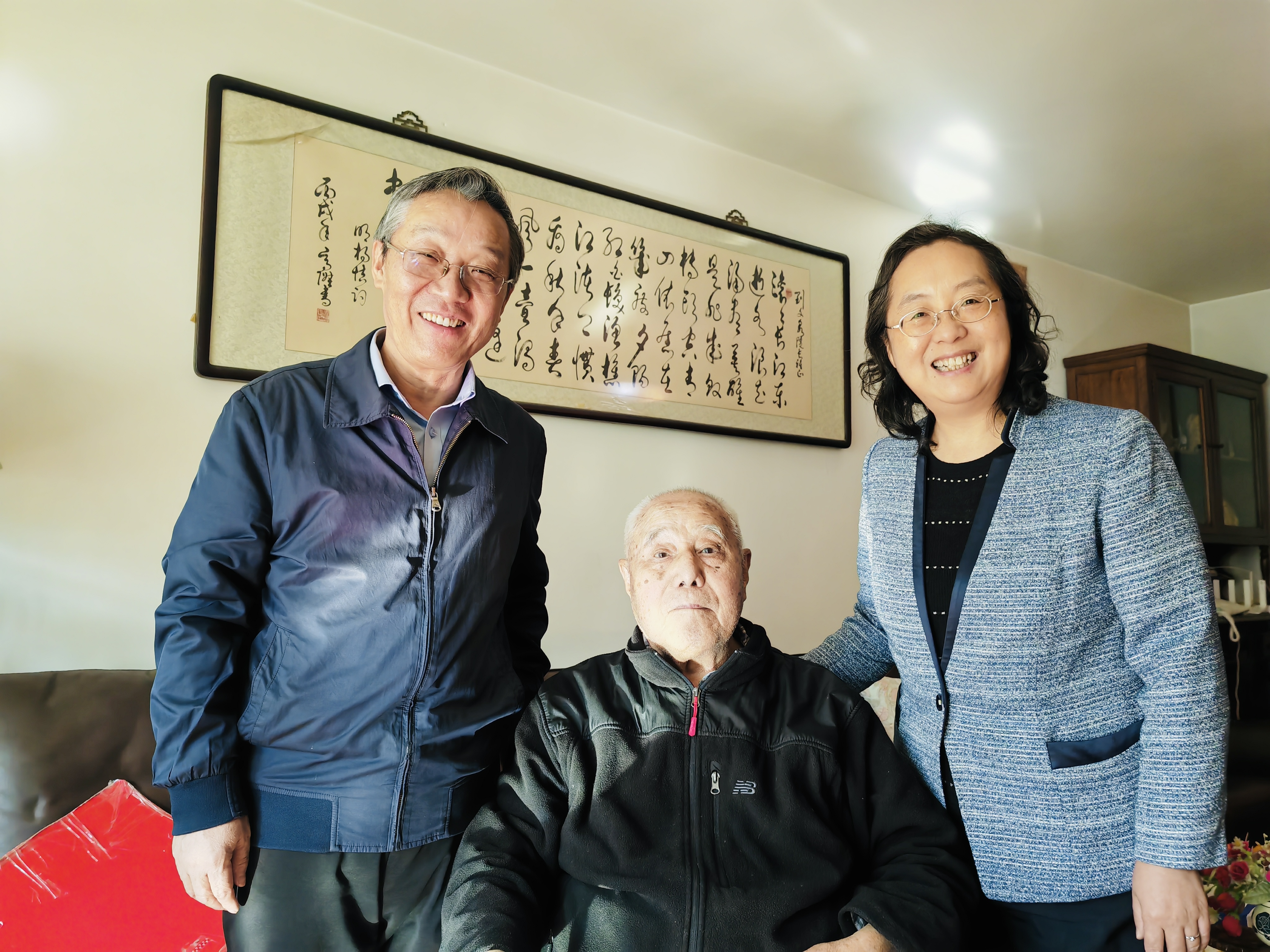 王瑶琪书记慰问刘文泉.jpg