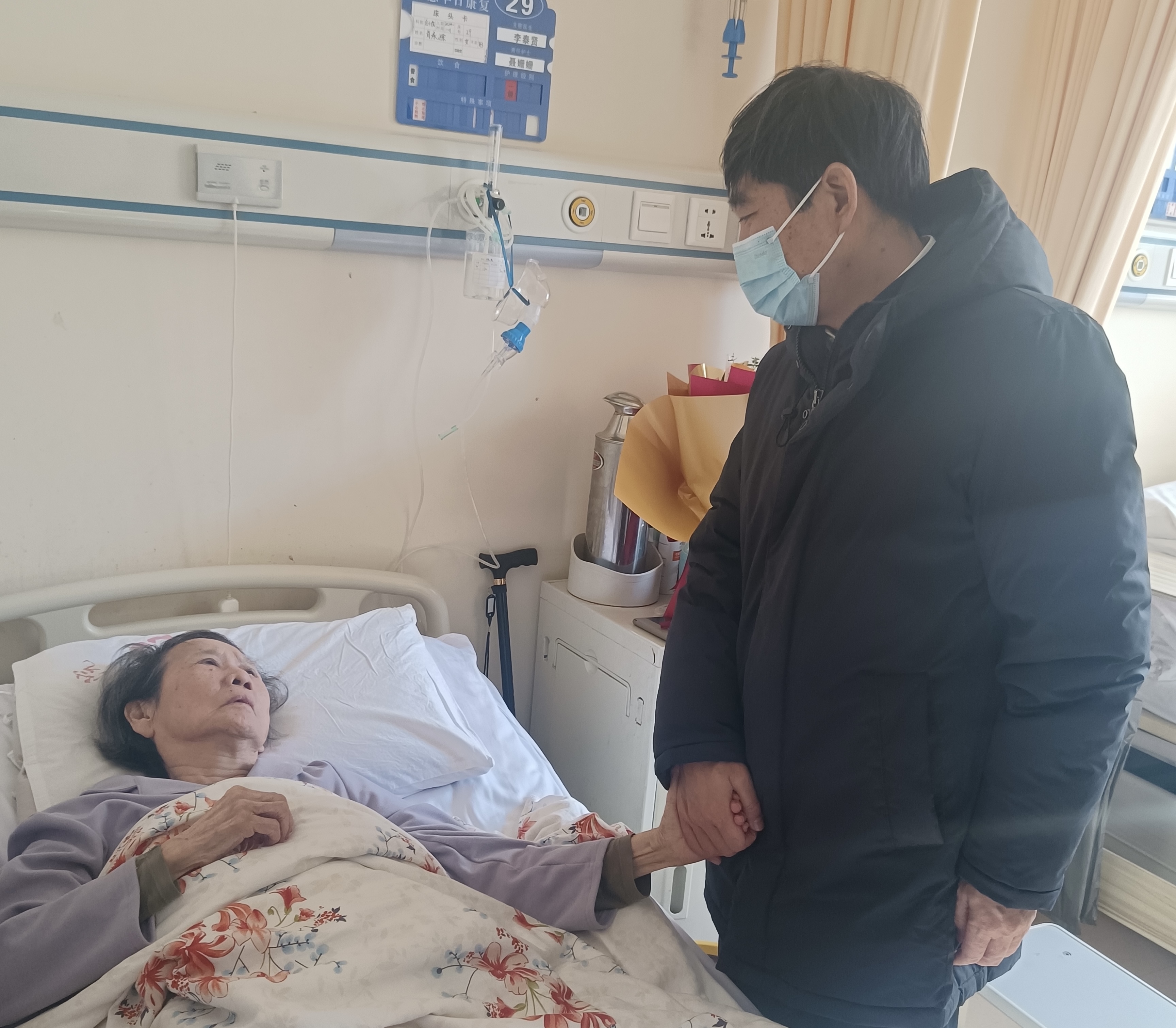 徐安龙校长慰问肖承棕.jpg