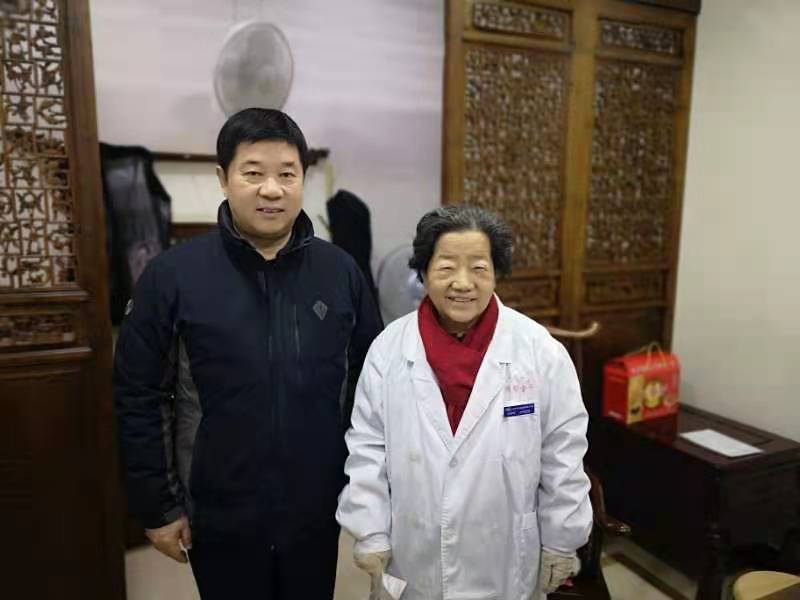 闫振凡副校长慰问牛建昭.jpg