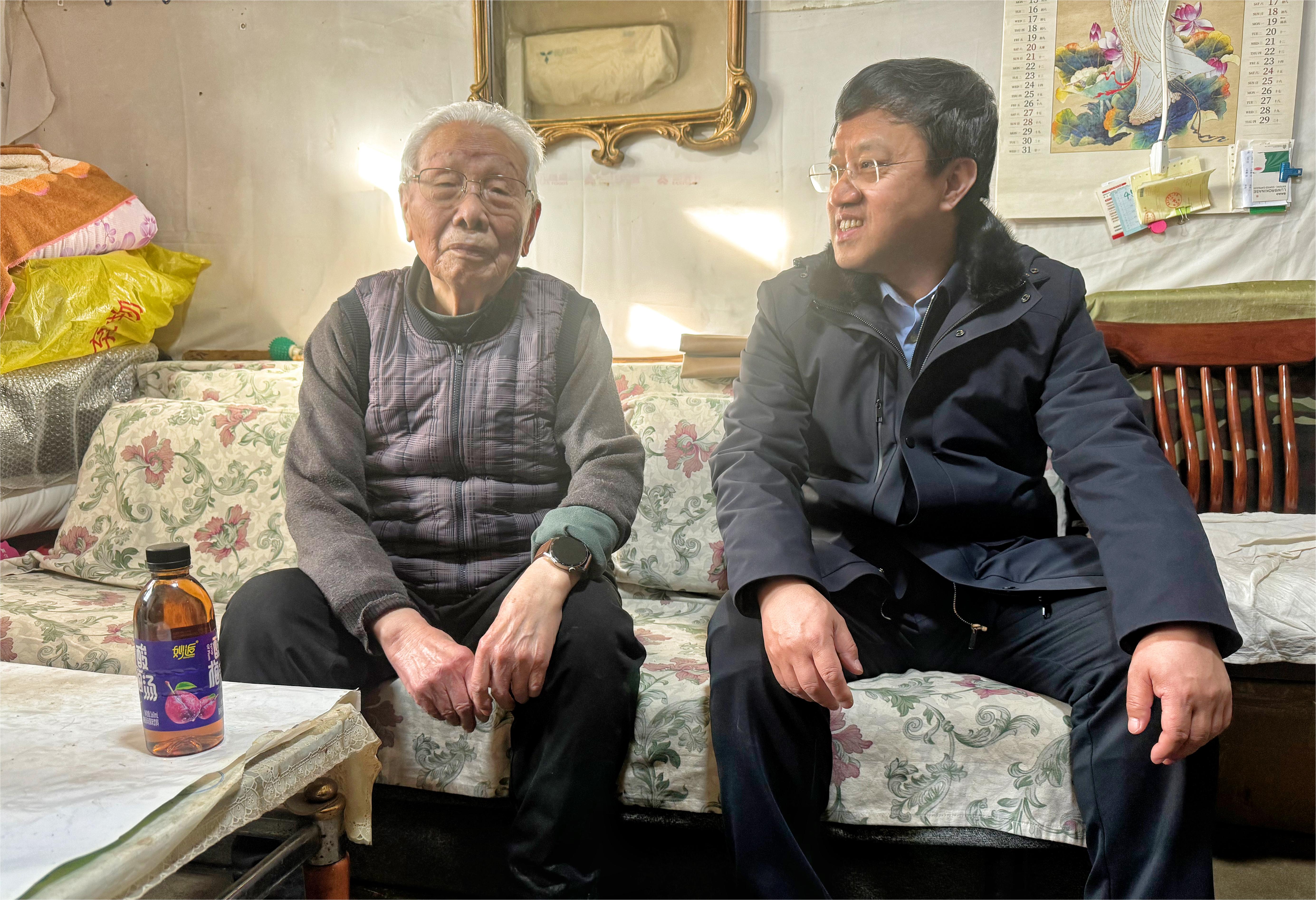 汪庆华副书记慰问姜炳赤.jpg